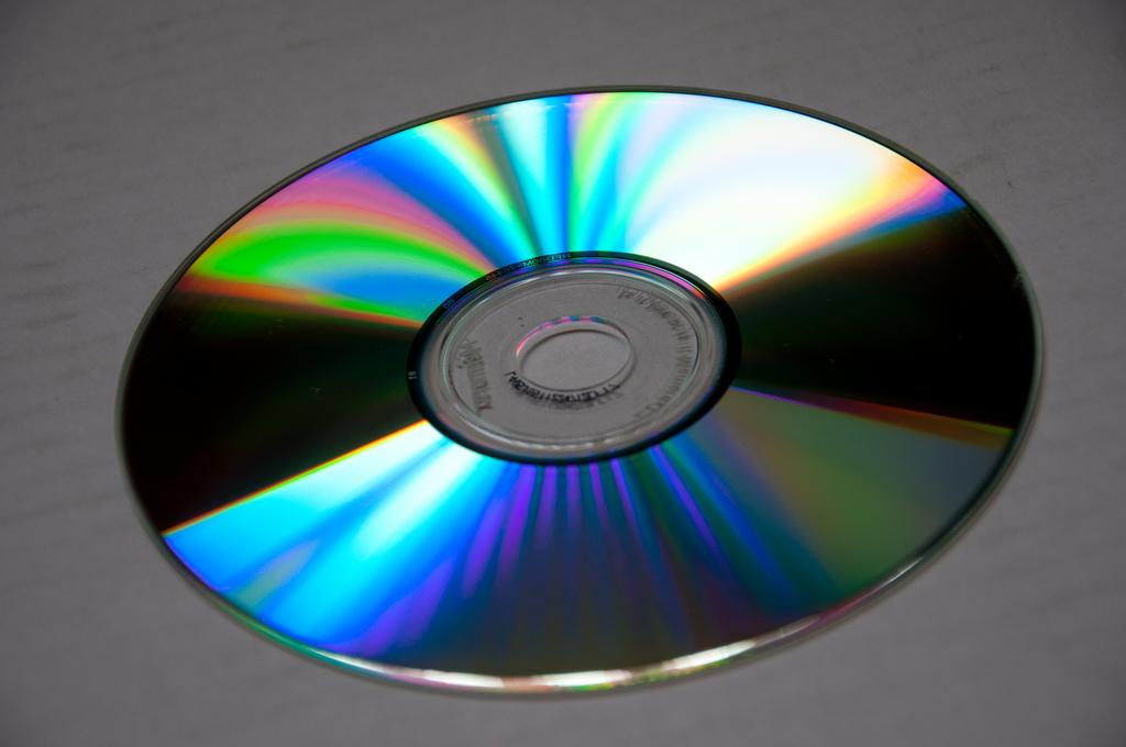 Chapter 27 Wave Optics 1059 27 WAVE OPTICS Figure 27.1 The colors reflected by this compact disc vary with angle and are not caused by pigments.