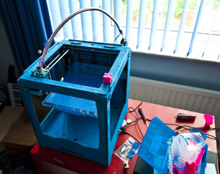 Introducing Una Una is an FDM 3D printer She prints by knitting together a continuous hot plastic fibre to