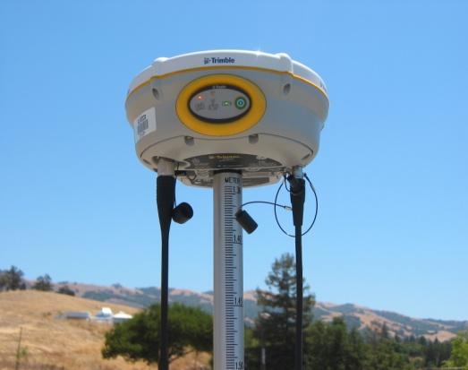(a) (b) Figure 1.8 GPS user segment equipments. (a) Trimble 5800 receiver; (b) the antenna for a Trimble 5700 receiver. 1.1.5 Terrestrial 3D Laser Scanners To date, all the Total Station instruments are designed to measure one point at a time.