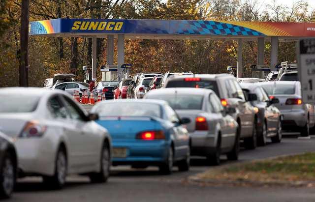Figure 1(b) shows people waiting line at a gas station, both in the New York-New Jersey area. (a) Vehicles wait in line for fuel at gas station in the New York-New Jersey area, on Nov. 1, 2012.