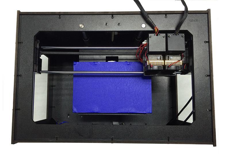(2) Disable the stepper motors, manually move the extruder to the four corners of the hot bed and fine-tune the wing nut at each corner to level the distances between the extrusion head and four