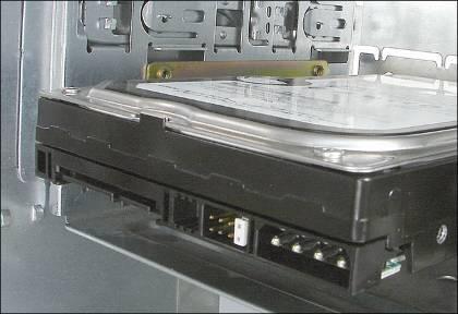 Figure 8-52 Hard drive installed in a wide bay using a universal