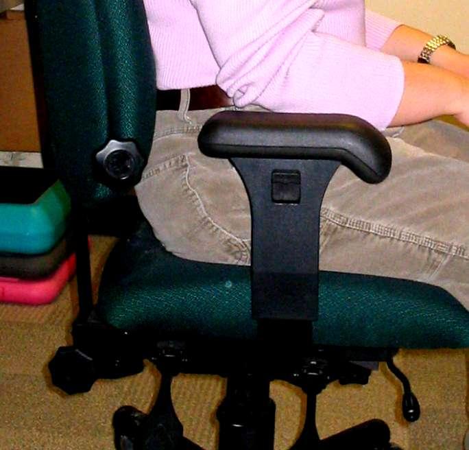 Arms on armrests may require fingers to straighten When to use armrests (video option): Prolonged non neutral arm postures (e.g. poorly positioned mouse or keyboard) Prolonged work where hands can be neutral without moving arms e.