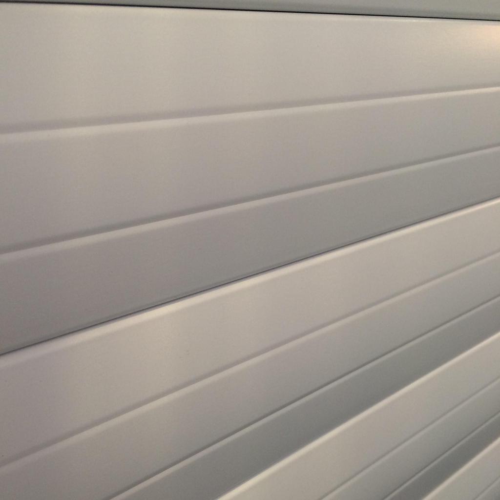 A wide range of colours are available, including woodgrain finishes which match standard window and door frames. CURTAIN SLAT Aluminium double-skinned slat with polyurethane foam insulating core.