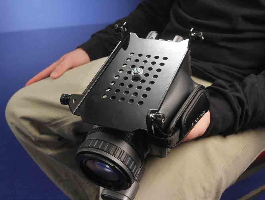 If all is correct, the QUICK RELEASE PLATE should now be securely fastened to your Camera.