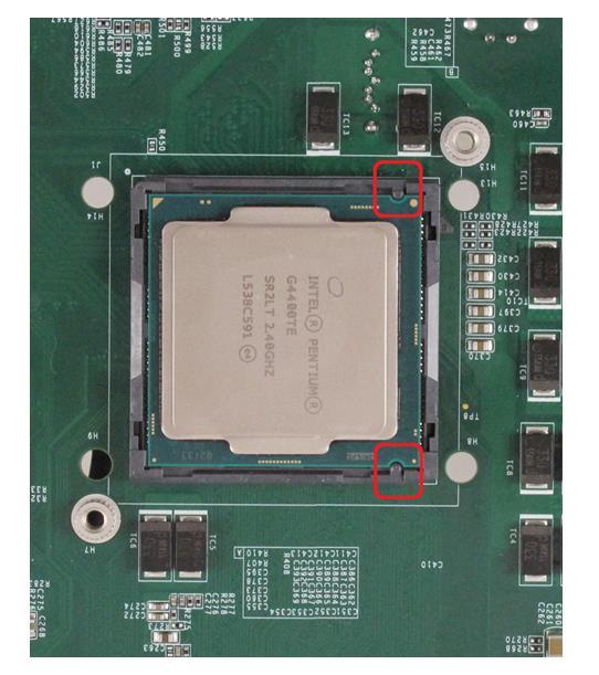 3. Make sure that you line up the two guiding notches on the LGA1151 socket with the notches along the edges of the CPU.