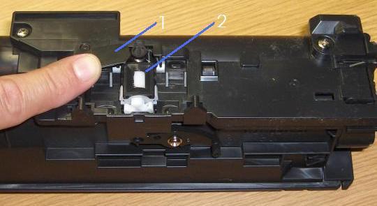 1 - Shutter 2 - Toner gate (closed) If the toner gate on the toner cartridge is open, see the next step. If the toner gate on the toner cartridge is closed, skip to step 4. 3.