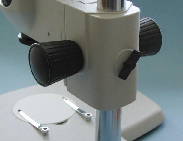 4. Operating the Microscope 4.3 Focusing The focus knobs are conveniently shaped and allow accurate focusing over a 50mm range.