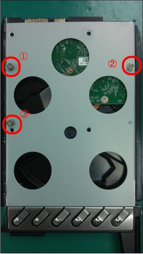 ESV16 Quick Installation Guide 11 Place the HDD in the tray and secure it with three flat