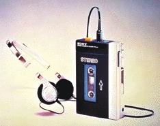 Laserom čitateľný disk bol vyvinutý v roku 1978 spoločnosťou Pioneer. Prvý malý prenosný walkman na trh priniesla spoločnosť Sony v roku 1979. Ďalšie produkty na seba nenechali dlho čakať.