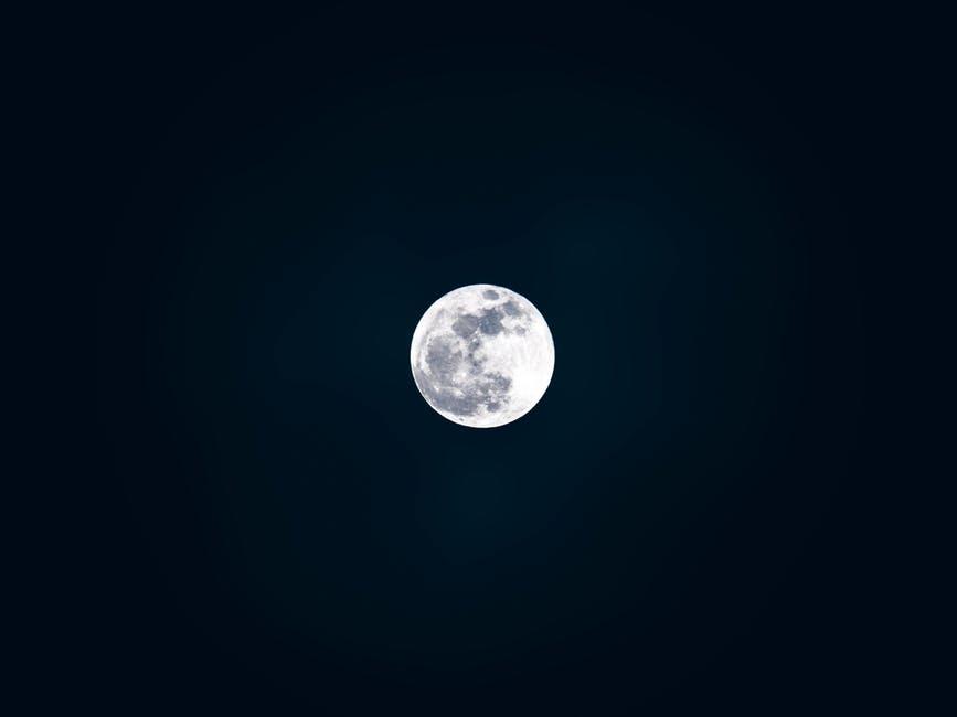 Using spot metering when photographing the Moon is another useful scenario.