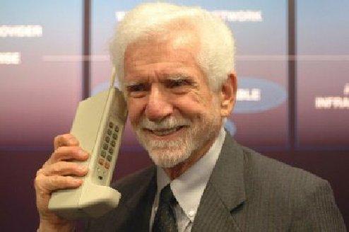Slika 1: Martin Cooper - Oče mobilnega telefona (vir: Revija Si Kar Si, poletje 2006) 3.