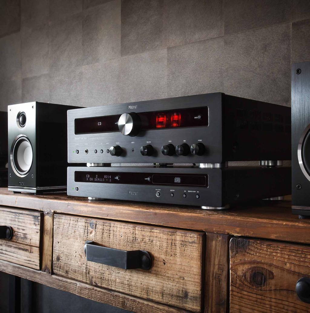 M700 HIGH-END STEREO MUSIC SYSTEM WITH CD PLAYER AND VALVE RECEIVER The high-quality Magnat M 700 stereo system is