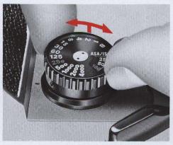 Setting the ISO (Film Speed) Lift the film speed ring and rotate it in either direction until the red ISO film speed