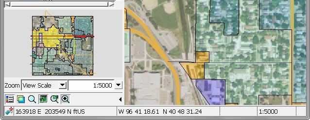 An elastic box in the Locator indicates the portion of the display that is currently visible in the View. You can drag the box in the Locator in any direction to pan the view.