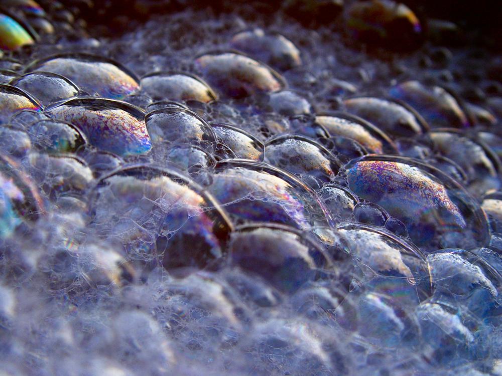 OpenStax-CNX module: m42519 2 Figure 1: These soap bubbles exhibit brilliant colors when exposed to sunlight. (credit: Scott Robinson, Flickr) What causes thin lm interference?