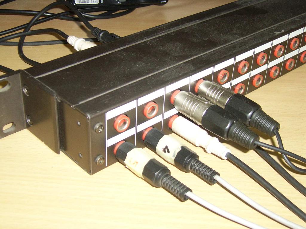 as annotation 3 in the figure are also plugged into an audio destination device, but in the typical configuration there are no signals going to this device as there are no jack plugs plugged into the