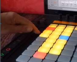 With Ableton Push 1 and 2, you can control preset traveling of trackpresets by means of the touch strip. This is how it works: 1.