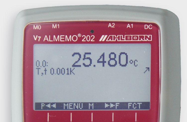 The sensor display shows the measured values together with all relevant sensor-specific functions, e.g. temperature compensation, atmospheric pressure compensation.