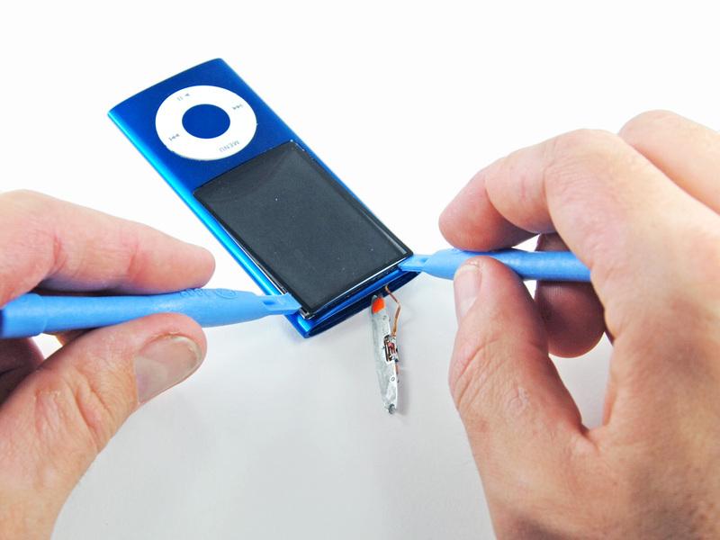 Remove the first ipod opening tool from between the glass and LCD in the top of the device.