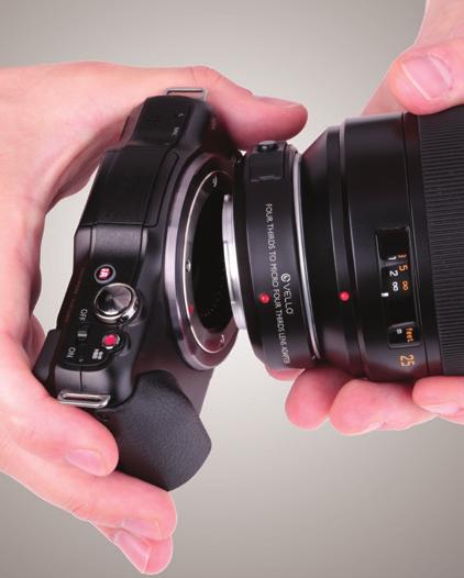 6. Align the red mark on the lens adapter with the red lens attachment mark on the camera