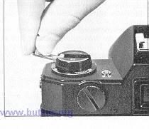 3. Fully pull out the film rewind knob to open the back cover and take out the film.