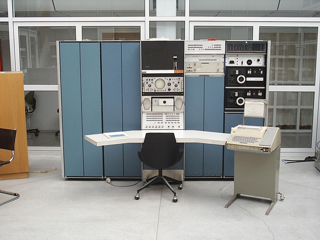 Origins (early 70 s) (1970) Migra0on to a new machine (DEC PDP- 11/20): Thompson & Ritchie cheat their bosses: they