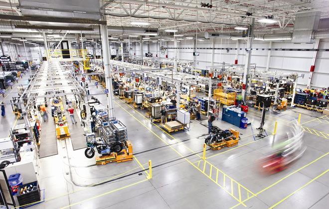 Mobility Clients - AGVs and AGCs Credit: Harley Davidson Inc Automated Guided Vehicles (AGVs) and Automated Guided Carts (AGCs) are increasing popular on the plant floor Each AGV hosts: Single or