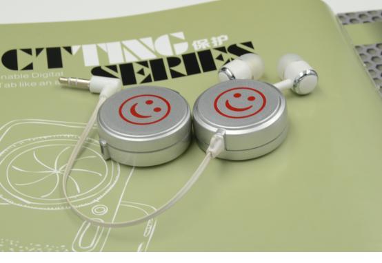 ZY-SR3 RETRACTABLE SMILEY EARBUD HEADSETS RxSOLUTIONS TECHNOLOGY proudly presents a range of retractable-cable earbud products which come in a wide range of styles, colors and configurations.
