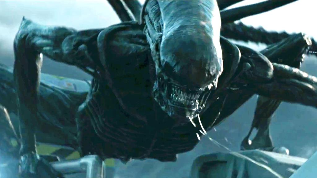 Nový Votrelec má nevďačnú úlohu prepojiť naplno univerzum, ktoré načrtol Ridley Scott pred piatimi rokmi v sci-fi Prometheus a klasickú sériu.