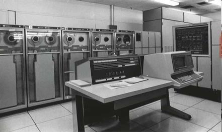 Mainframes IBM 704 (1954) First