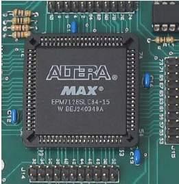 CPLD vezje Altera MAX 7128 ima 128 makrocelic, 3,3 V napajanje, JTAG (Joint Test Action Group) standardni priključek za