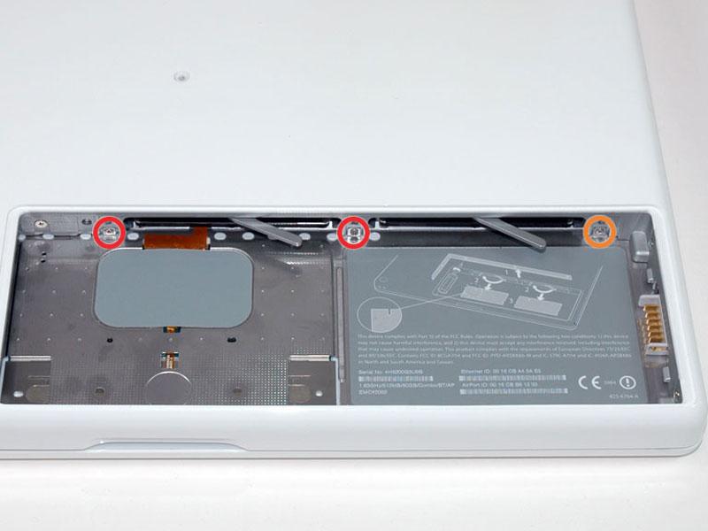 手順 6 Remove the following 3 screws from the rear wall of the battery compartment: Two 3 mm Phillips #00. (A1181 has three 3 mm screws and one 4 mm.
