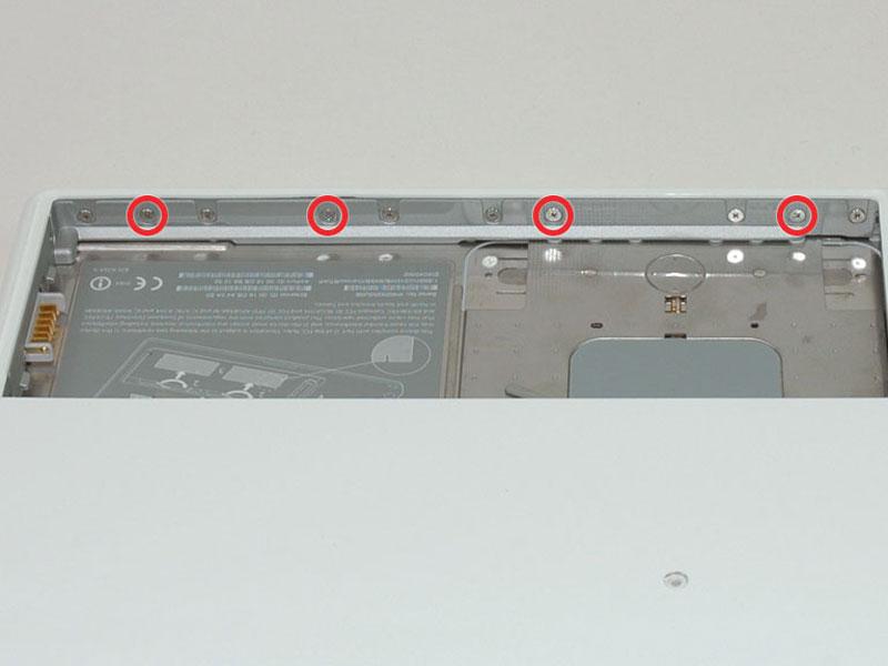 手順 8 Remove the four 3 mm indicated Phillips #00 screws from the front wall of the battery