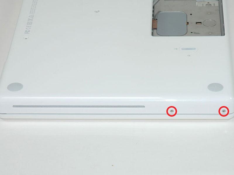 手順 10 Remove the two 5.2 mm shouldered Phillips #00 screws from the optical side of the computer.