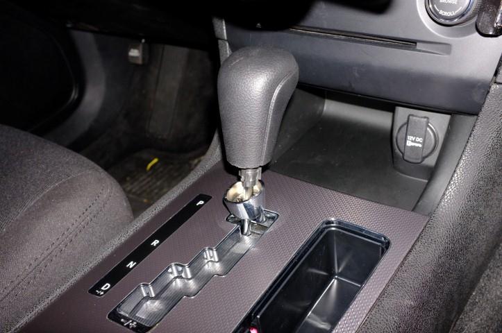 20) Replace the gear knob as shown 21) Refit the gear