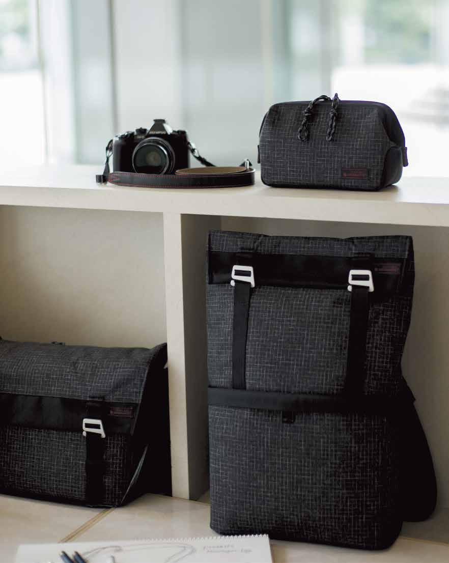 October 2014 ISSUE 1 CAMERA BAGS / POUCHES / STRAPS A Life with Camera カメラのある一日を楽しむために RED LABEL is a brand created for use at various occasions and settings by people who enjoy their camera life.