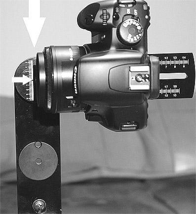 cross-threading the screw into the camera. Never force the screw to enter the tripod hole of your camera.