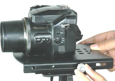 gimbaled handle as the pivot point in between. The heavier the camera and accessories, the more weights are required to achieve proper balance.