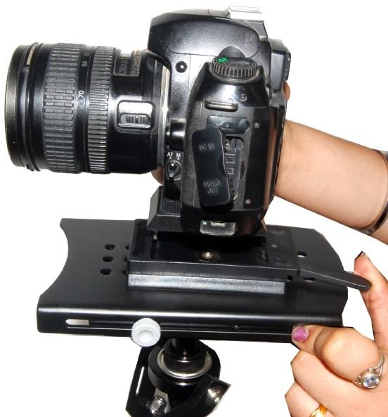 FLYCAM DSLR Nano 6 Slide the release lever to open position and insert the camera set up into quick release adapter.