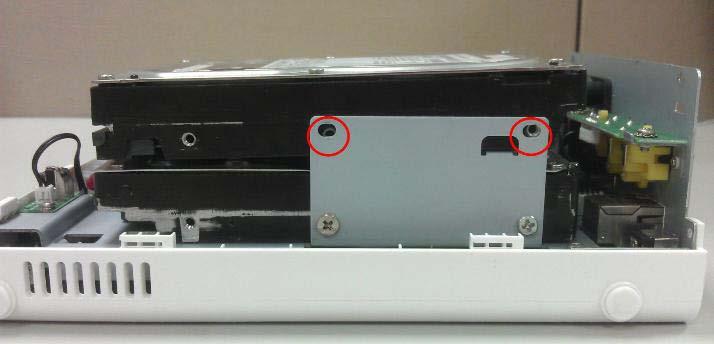 14 ESV4 Quick Installation Guide Place the HDD to the tray and make