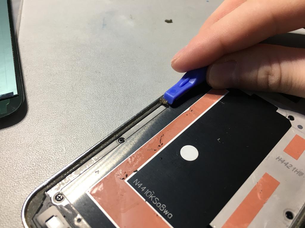 Samsung Galaxy S5 Fingerprint Reader Replacement Passo 19 Remove remaining adhesive Scrape the remaining adhesive from the edges of the midframe using a plastic pry tool.