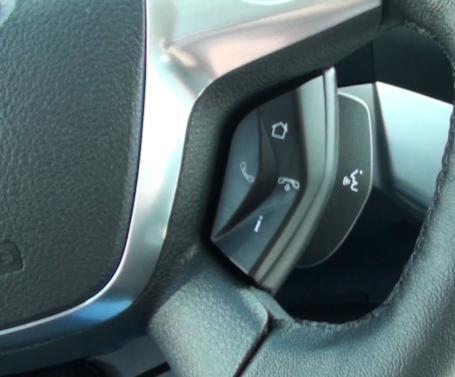 Refer to the explanations below: ------------------------------------------------------------------------------ Steering Wheel Button Layouts Rotary Switch 0 Applications Press Hangup or Home button