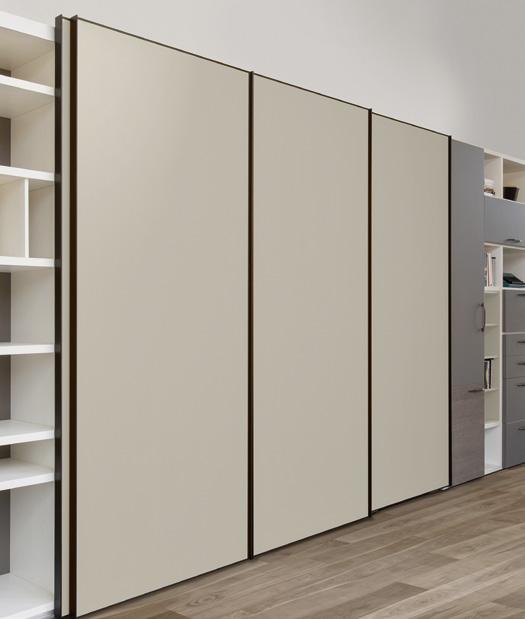 Glow+, a sliding system for wardrobes with 2, 3 or more overlapping doors, is now equipped with a revolutionary magnetic damping system that decelerates the