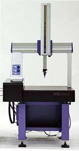 The moving bridge design allows unobstructed access to the measuring table for quick, easy handling of workpieces.