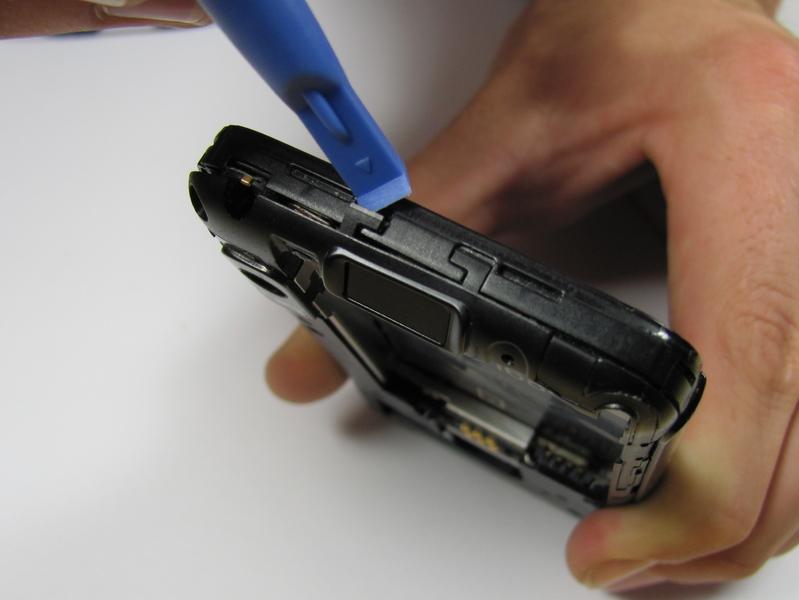 Step 4 Remove the back case of the phone by gently lifting the tabs located on top of