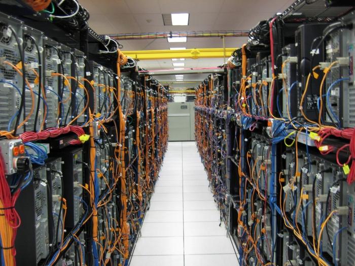 From networks to backplanes Before: Network connects servers to users (FTP, telnet, ) Massive compuing = Ightly coupled supercomputer Proprietary interconnects Working