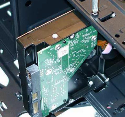 Install Internal Drives Install the Internal Drive Internal drives are installed in empty hard drive bays found in the case.