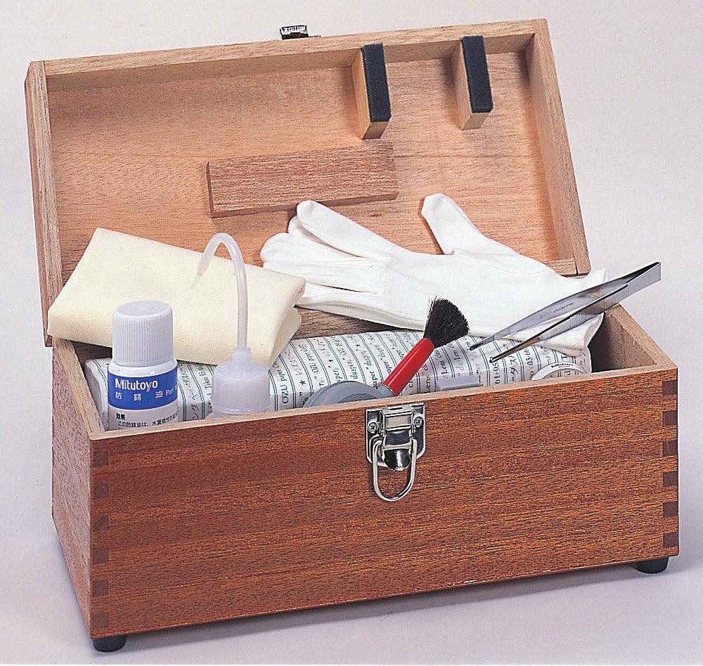 Gauge Blocks SRIS 516 Maintenance Kit for Gauge Blocks Maintenance kit for gauge blocks includes all the necessary maintenance tools for removing burrs and contamination before use, and applying