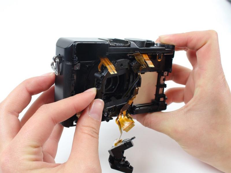 Both the flash assembly and the lens casing will still be attached to the camera through ribbon